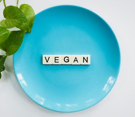 Crédit Photo de Vegan Liftz: https://www.pexels.com/fr-fr/photo/tuiles-de-scrabble-dans-une-assiette-en-ceramique-bleue-2377164/
