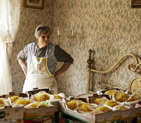 crédit « Delfina, La Pasta Granny » par Lizzie Mayson. Lauréate du prix Claire Aho pour les femmes photographes, 2025